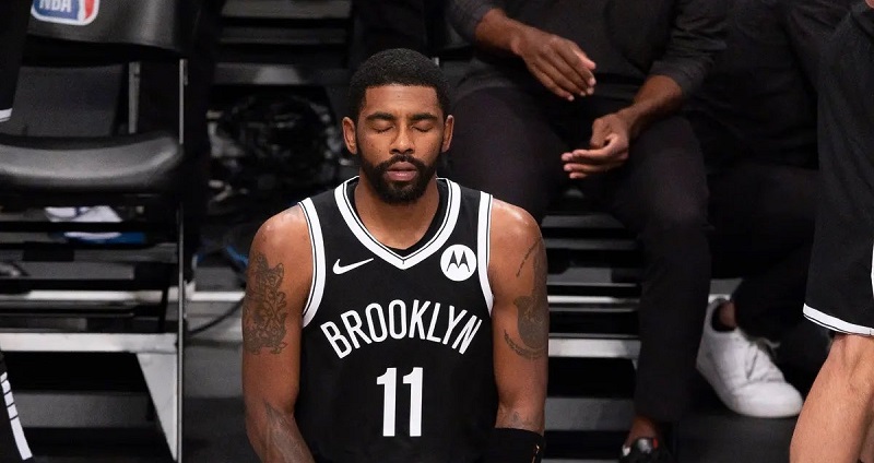 Kyrie 在場邊冥想