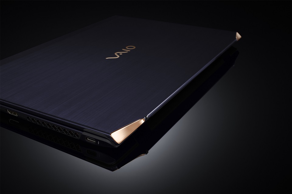 VAIO Z「勝色」源自日本傳統捶打浸染靛藍的染色技法,於光線照射變化下可反射出豐富色彩,展現日式美學質感