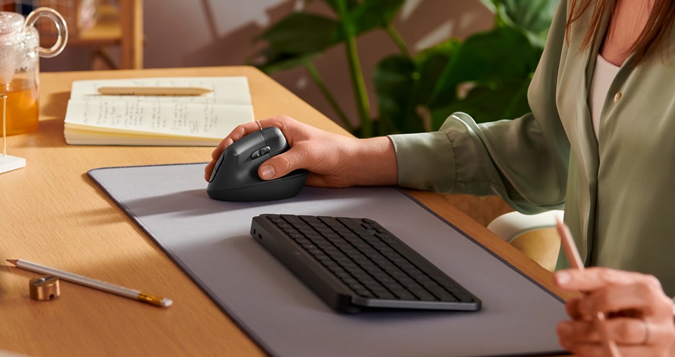 向滑鼠手說掰掰！Logitech羅技全新「LIFT 人體工學垂直滑鼠」，57 度傾角、輕量尺寸...一手掌握最舒適