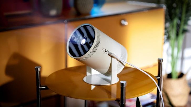 你有 Freestyle 嗎？集結投影機、揚聲器、氣氛燈 Samsung The Freestyle 微型智慧投影機潮感登台