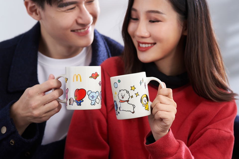 宇宙明星登陸麥當勞，「BT21陶瓷餐具三件組」全台限量七萬組！