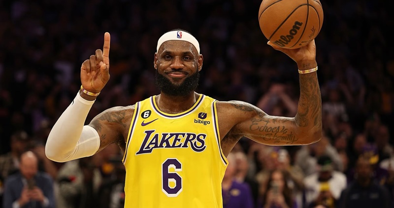 在NBA的歷史長河中,洛杉磯湖人球星「詹皇」LeBron James 始終是一個無法被忽視的名字。儘管生涯榮譽等身,仍有批評聲音質疑他進攻技巧的多樣性,認為他「缺乏技術包(bag)」。然而,LeBron 用實際表現予以有力回應:「我手上可是有 500 億分呢!」這句帶著幽默的反擊,也凸顯他不容置疑的得分實力。