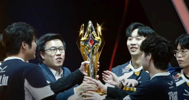  《Garena 傳說對決》APL 2025總決賽於7月20日在泰國曼谷盛大落幕，來自台港澳GCS賽區的閃電狼（Flash Wolves）在冠軍戰中上演「讓2追4」的驚天逆轉，以4比2擊敗泰國RPL賽區冠軍EArena，繼2020年後再度奪得世界冠軍，抱回20萬美元（約590萬新台幣）冠軍獎金。