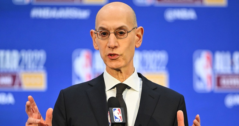 NBA 新賽季開打才短短數天，卻被賭博風暴徹底籠罩。聯盟總裁 Adam Silver 在接受Amazon Prime 記者 Cassidy Hubbarth訪問時，罕見以沉重語氣表示，對近日涉及多名球員與教練的聯邦非法賭博案感到「深深不安」，並向所有球迷公開致歉。