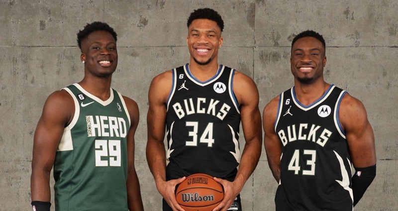 密爾瓦基公鹿隊在今日（美國時間週一）締造NBA歷史，球隊正式簽下 Alex Antetokounmpo（字母哥 Giannis 的弟弟）為雙向合約球員。由於球隊今夏也已續約Thanasis Antetokounmpo，這讓公鹿成為 NBA 史上首支同時擁有三兄弟現役合約的球隊。消息由《ESPN》名記者Shams Charania 率先報導。