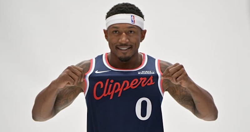 洛杉磯快艇再度遭到傷病重擊。球隊今日正式宣布，Bradley Beal 確診髖部骨折，將接受賽季報銷級別手術，預估需要 6 至 9 個月才能完全康復。