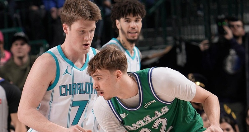 杜克大學（Duke）昔日的明星隊友 Cooper Flagg 與 Kon Knueppel 於週四晚間首度在 NBA 賽場正面交鋒，這場達拉斯獨行俠對陣夏洛特黃蜂的賽事，演變成一場史詩級的「最強大學室友」得分大戰。兩人不僅刷新多項個人生涯紀錄，更聯手創下NBA逾半世紀以來未見的菜鳥神蹟。