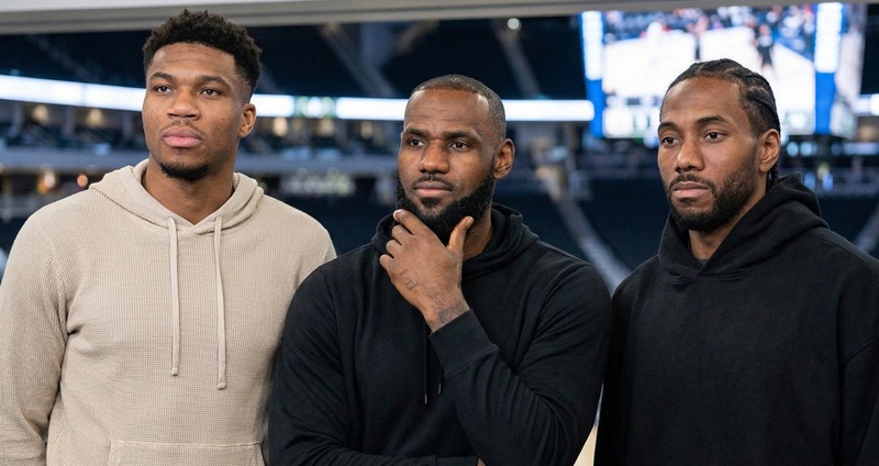 NBA 多支球隊正嚴陣以待，準備迎來一個足以載入史冊的混亂休賽期。根據最新消息指出，聯盟三大看板球星——LeBron James、Giannis Antetokounmpo、Kawhi Leonard，皆因自由球員身份、交易意向或球隊內部的不確定性，極有可能在今夏集體更換東家，引發聯盟勢力版圖的大震盪。