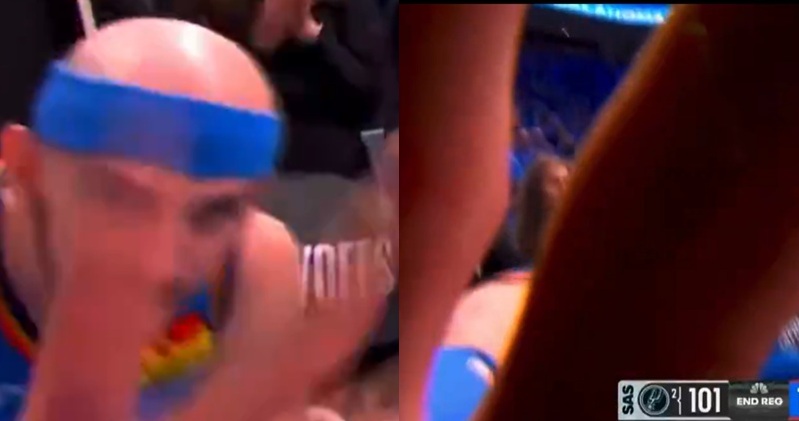 NBA西部決賽首戰高潮迭起，雖然奧克拉荷馬雷霆隊後衛 Alex Caruso 打出生涯代表作，但聖安東尼奧馬刺隊神獸 Victor Wembanyama 表現更為瘋狂，率領馬刺以 122-115 帶走雙延長賽的勝利。然而，在第四節正規賽結束的緊張關頭，場邊卻發生了一段插曲：Alex Caruso 在雷霆隊暫停圍圈時，竟然粗暴地推開了轉播單位的攝影機，引發球迷強烈譴責。