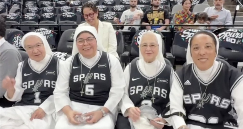 NBA 西區決賽戰況進入白熱化，聖安東尼奧馬刺（San Antonio Spurs）在對陣衛冕冠軍奧克拉荷馬雷霆（Oklahoma City Thunder）的系列賽中，除了擁有超級天才 Victor Wembanyama 外，近期場邊更出現了一群特殊的「最強啦啦隊」——來自當地的慈幼會（Salesian Sisters）修女們。