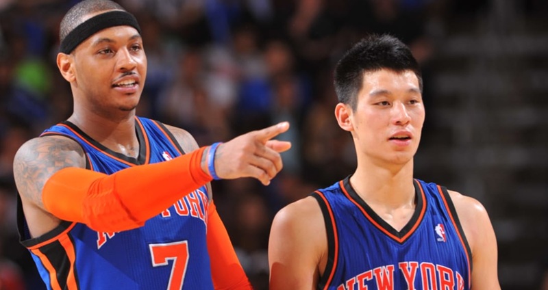 紐約尼克隊的傳奇篇章「林來瘋」（Linsanity）已過去 14 年，當年圍繞在林書豪（Jeremy Lin）與卡梅羅·安東尼（Carmelo Anthony，人稱「甜瓜」）之間的「不合傳言」與「嫉妒心結」，一直是紐約籃球圈最受爭議的話題。在尼克隊今年衝擊 53 年來首座總冠軍的熱潮中，這兩位當年的隊友終於在安東尼的播客節目《7PM in Brooklyn》中公開同台，進行了一場長達 14 年後的「世紀大和解」。